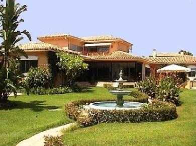 Chalet con 4 dormitorios se vende en Marbella, Costa del Sol