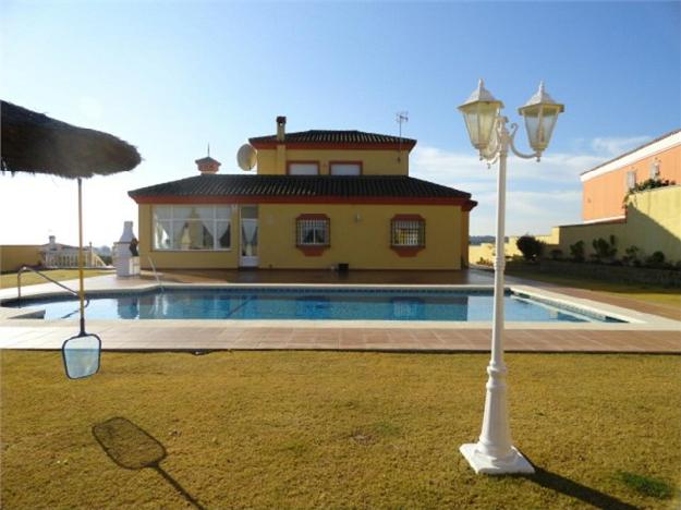 Villa proxima a Sotogrande, cerca de campos de golf y playa, núcleo urbano