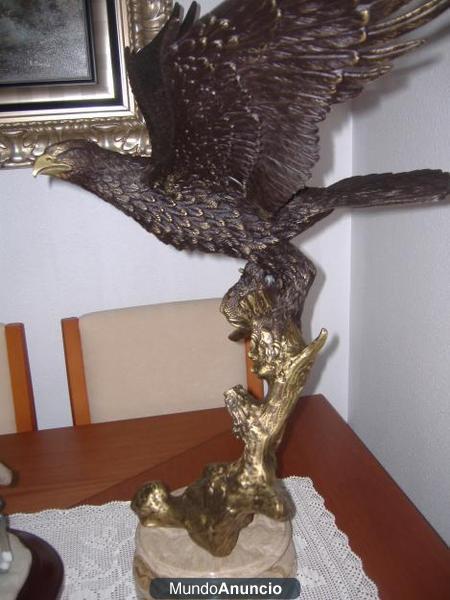 Estatua de bronce del aguila real