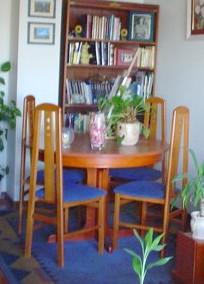mesa salon-comedor redonda, color nogal, extensible, con 4 sillas a juego