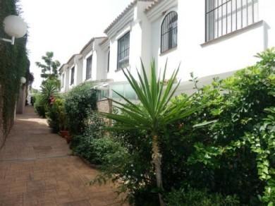 Adosado con 4 dormitorios se vende en Benajarafe, Costa del Sol