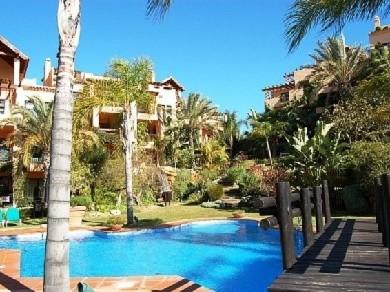 Apartamento con 2 dormitorios se vende en Estepona, Costa del Sol