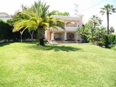 Chalet con 4 dormitorios se vende en Marbella, Costa del Sol