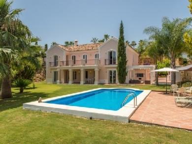 Chalet con 4 dormitorios se vende en Marbella, Costa del Sol