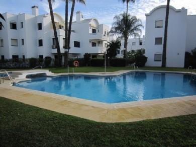 Apartamento con 2 dormitorios se vende en Estepona, Costa del Sol