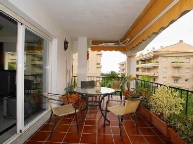 Apartamento con 2 dormitorios se vende en Marbella, Costa del Sol