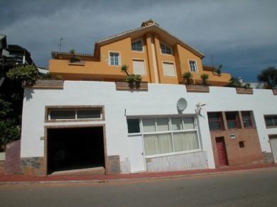 Chalet con 3 dormitorios se vende en Marbella, Costa del Sol