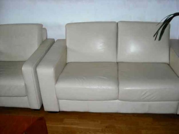 Se vende sofá de piel en Málaga con 2 sillones, 2 mesas y reposapiés de piel