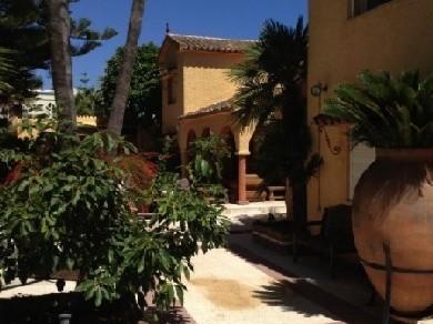 Chalet con 5 dormitorios se vende en Marbella, Costa del Sol