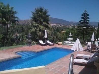 Chalet con 6 dormitorios se vende en Estepona, Costa del Sol