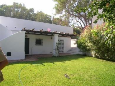 Chalet con 3 dormitorios se vende en Marbella, Costa del Sol