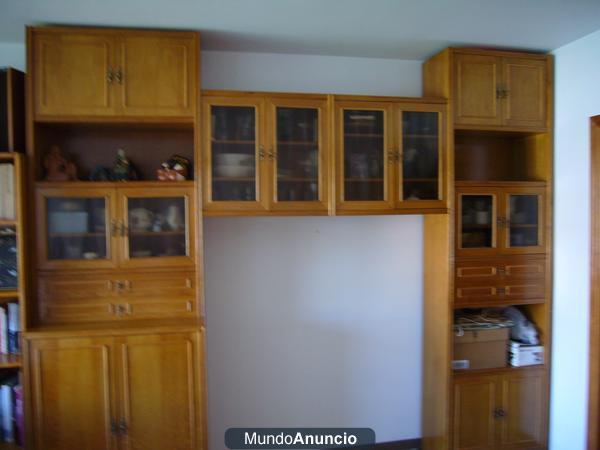 Armario de tres módulos con puertas acristaladas