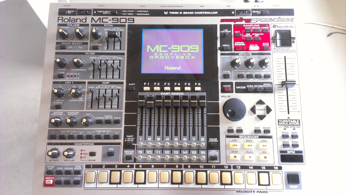 Roland mc 909