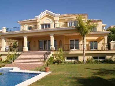 Chalet con 6 dormitorios se vende en Estepona, Costa del Sol