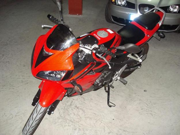 SE VENDE MOTOCICLETA HONDA CBR 125