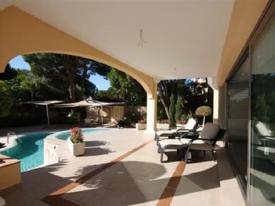 Chalet con 4 dormitorios se vende en Marbella, Costa del Sol