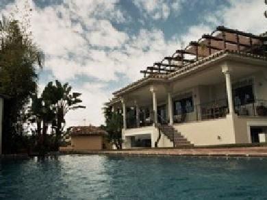 Chalet con 5 dormitorios se vende en Marbella, Costa del Sol