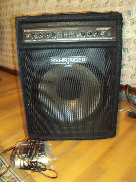 Vendo Amplificador Behringer 300Watios+pedal