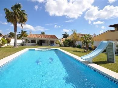 Chalet con 2 dormitorios se vende en Estepona, Costa del Sol