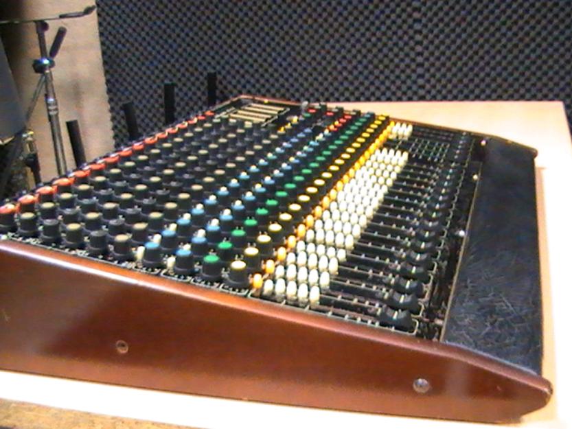 Mesa de mezcla Studiomaster serie V 16-4-2