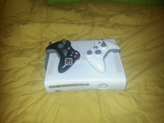 Xbox360 60GB + Dos mandos inalámbricos + Cable PCHDMI