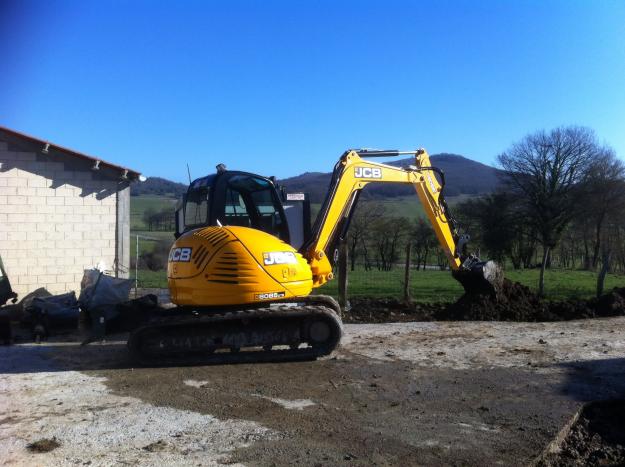 se vende mini excavadora JCB 8085