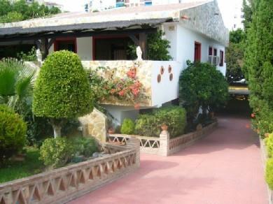 Chalet con 5 dormitorios se vende en Marbella, Costa del Sol