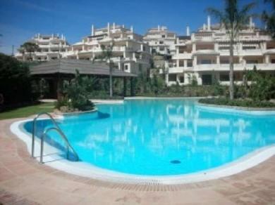 Apartamento con 2 dormitorios se vende en Benahavis, Costa del Sol