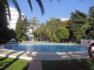 Apartamento con 2 dormitorios se vende en Marbella, Costa del Sol