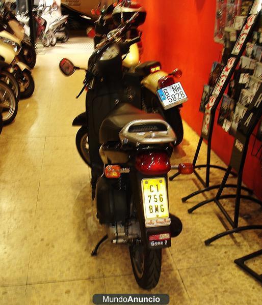 se vende HONDA SCOOPY SH 50 NEGRA EN PERFECTO ESTADO DE CONSERVACIÓN