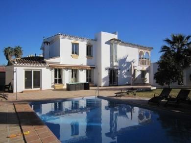 Chalet con 5 dormitorios se vende en Estepona, Costa del Sol