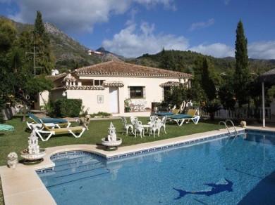 Chalet con 4 dormitorios se vende en Marbella, Costa del Sol