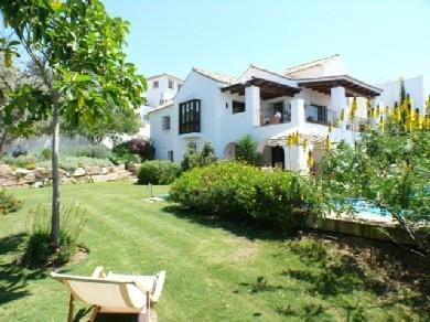 Chalet con 5 dormitorios se vende en Estepona, Costa del Sol