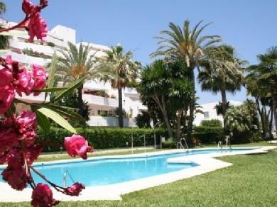 Apartamento con 2 dormitorios se vende en Marbella, Costa del Sol