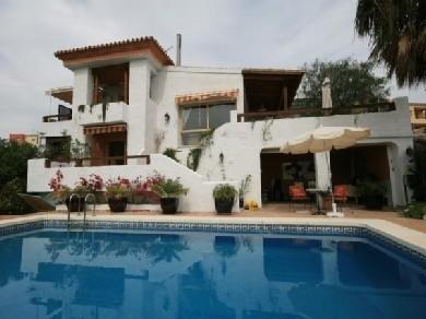 Chalet con 3 dormitorios se vende en Marbella, Costa del Sol