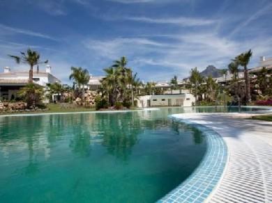 Chalet con 4 dormitorios se vende en Marbella, Costa del Sol