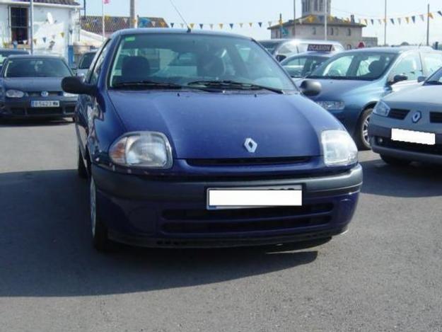 Venta de coche Renault CLIO RT 1.2 60CV. 3P. '01 en Parets Del Vallès