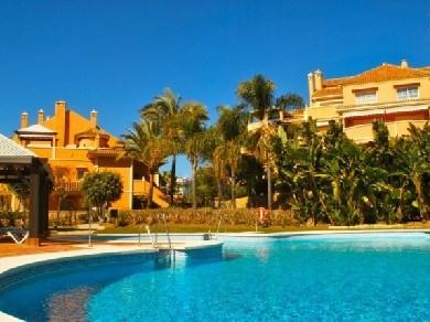 Apartamento con 4 dormitorios se vende en Marbella, Costa del Sol