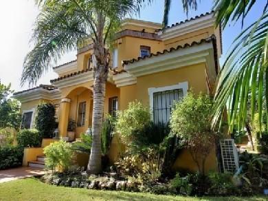 Chalet con 6 dormitorios se vende en Marbella, Costa del Sol