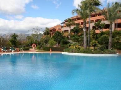 Apartamento con 4 dormitorios se vende en Marbella, Costa del Sol