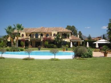 Chalet con 8 dormitorios se vende en Estepona, Costa del Sol