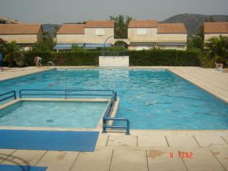 Apartamento en residencia : 4/4 personas - piscina - vistas a mar - le lavandou  var  provenza-alpes-costa azul  francia