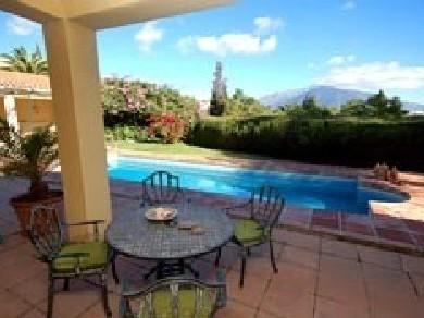 Chalet con 3 dormitorios se vende en Marbella, Costa del Sol