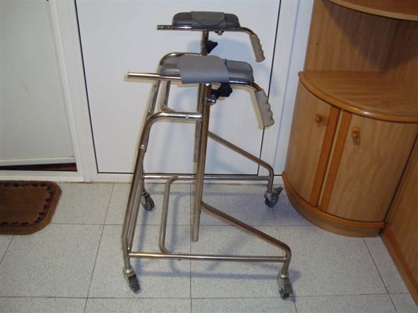 ANDADOR ORTOPEDICO-GERIATRICO CON SOPORTE