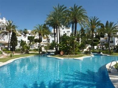 Apartamento con 2 dormitorios se vende en Marbella, Costa del Sol