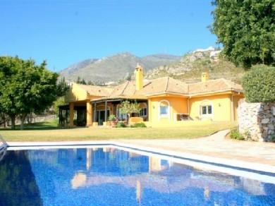 Chalet con 3 dormitorios se vende en Benalmadena Pueblo, Costa del Sol