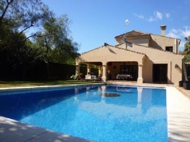 Chalet con 5 dormitorios se vende en Marbella, Costa del Sol