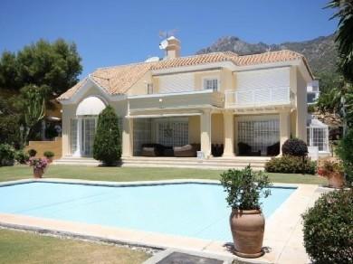 Chalet con 4 dormitorios se vende en Marbella, Costa del Sol