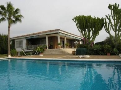 Chalet con 4 dormitorios se vende en Marbella, Costa del Sol