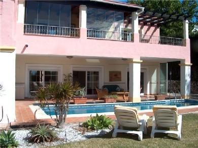 Chalet con 5 dormitorios se vende en Benahavis, Costa del Sol